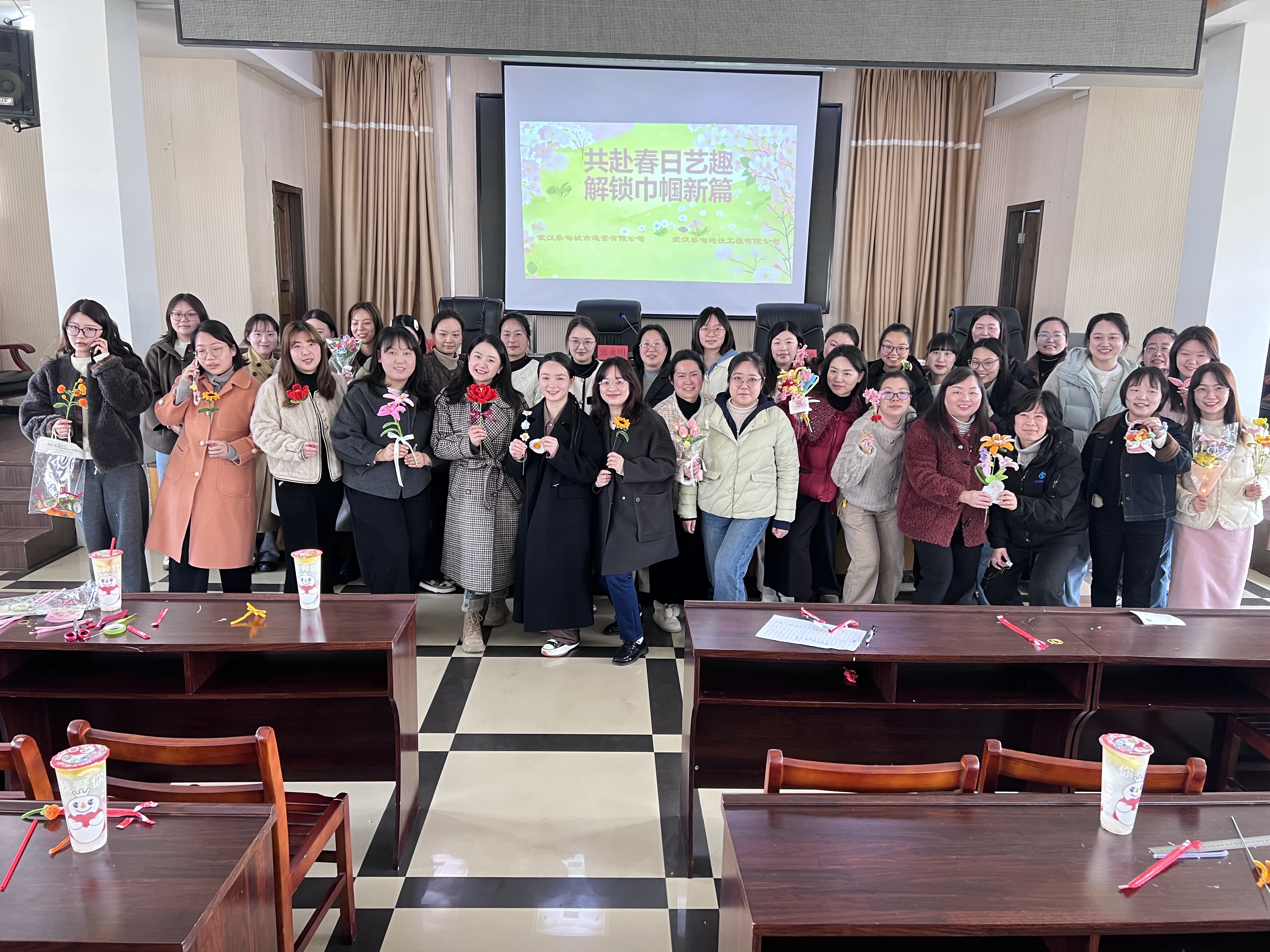 共赴春日藝趣，解鎖巾幗新篇 城市運(yùn)營(yíng)公司聯(lián)合建設(shè)公司開(kāi)展三八節(jié)扭扭棒主題活動(dòng)