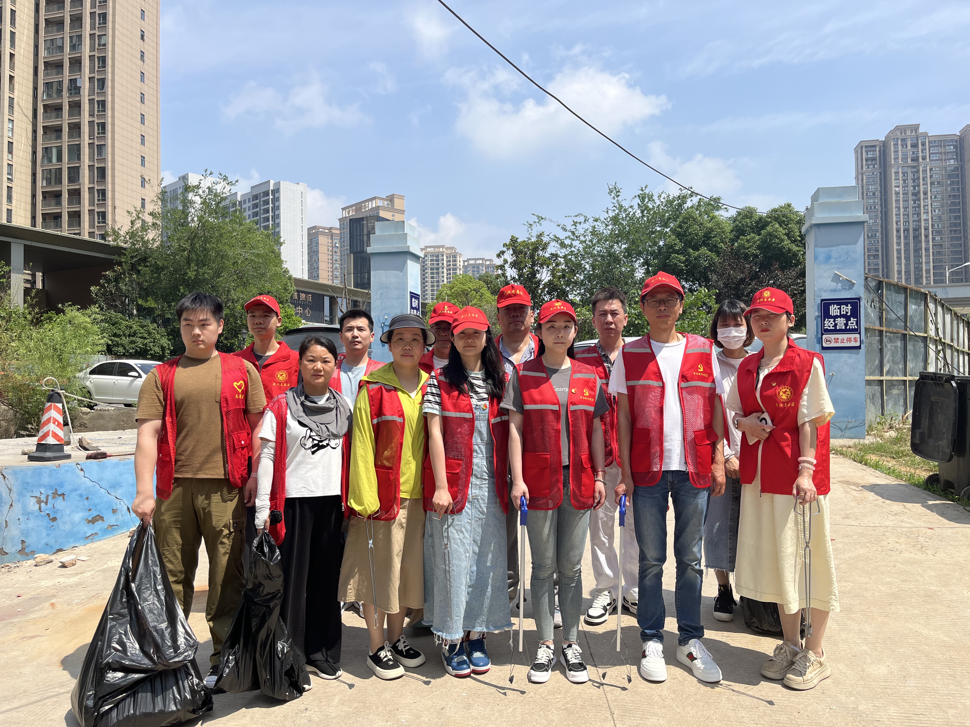 黨建引領(lǐng)聚合力，清潔家園踐初心，城運(yùn)公司黨支部聯(lián)合鳳凰社區(qū)開(kāi)展清潔家園活動(dòng)